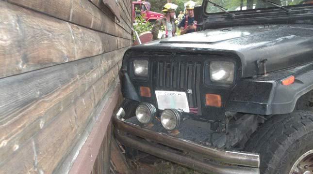 Xe Jeep gặp nạn vì lái xe 3 tuổi